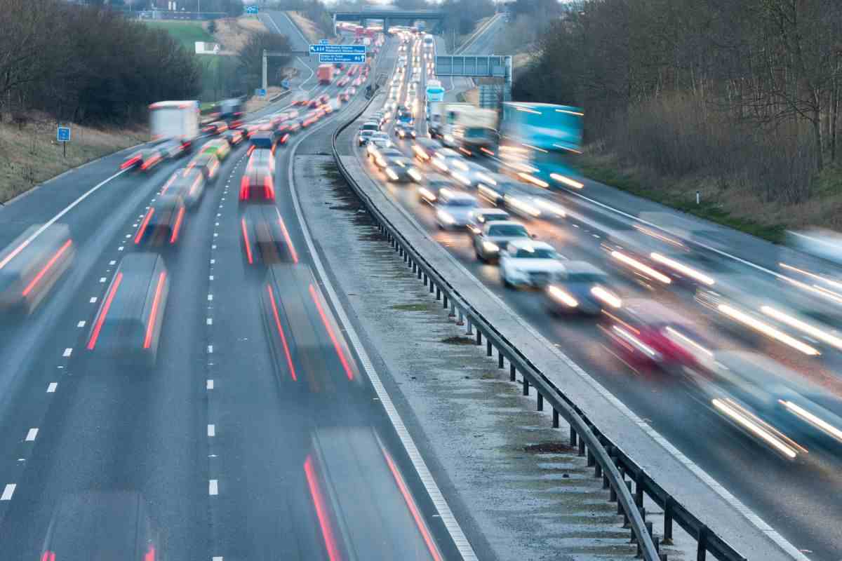 Autostrada affollata di auto