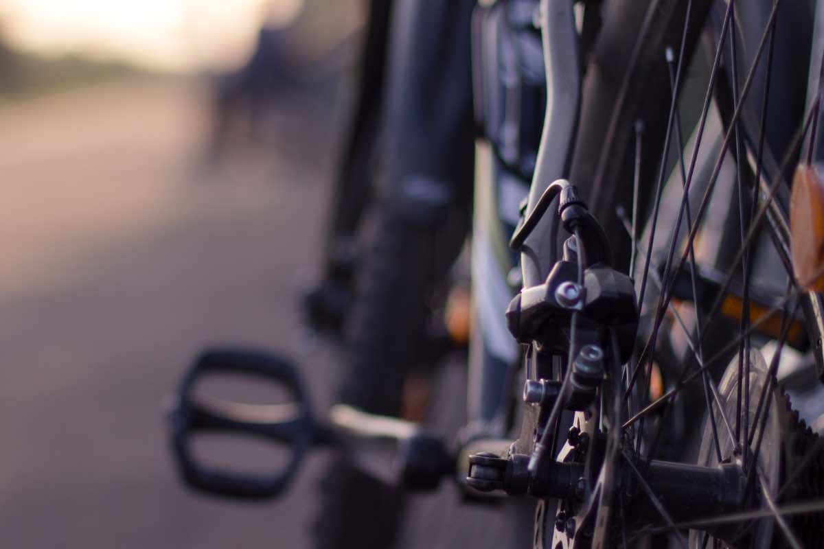 Bici ferma a lato della strada per un controllo