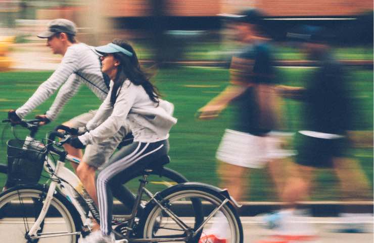 Sorpasso di pedoni e velocità in bici con rischio multa 