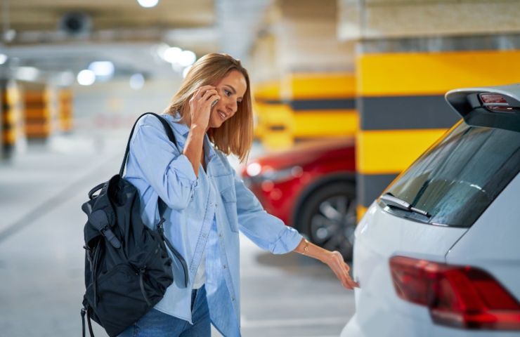 Donna nel parcheggio 