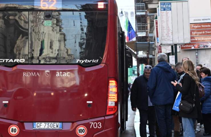 Passeggeri alla fermata del bus