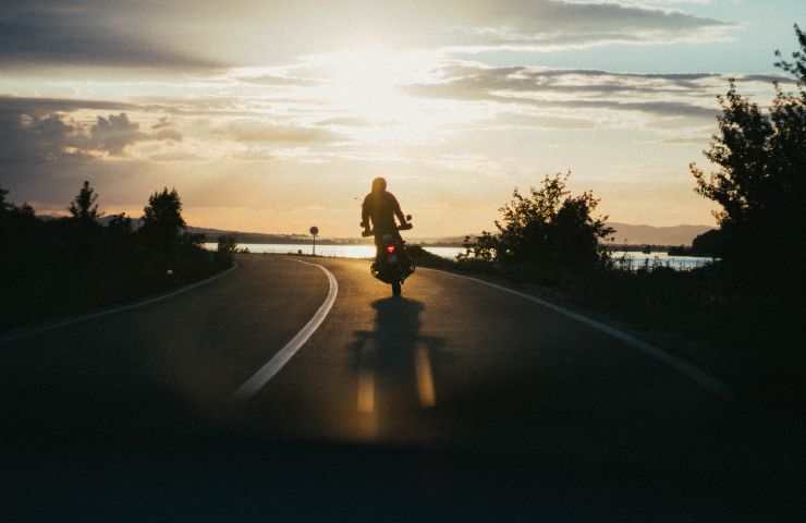 Moto al tramonto