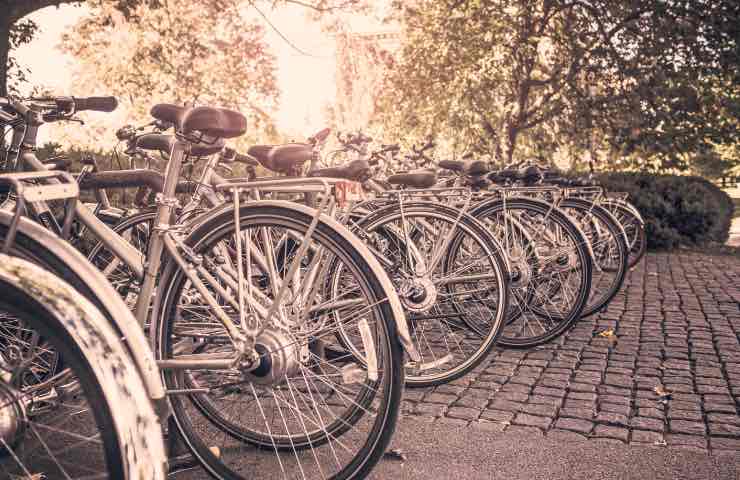 Area di parcheggio in città per biciclette senza portabici 