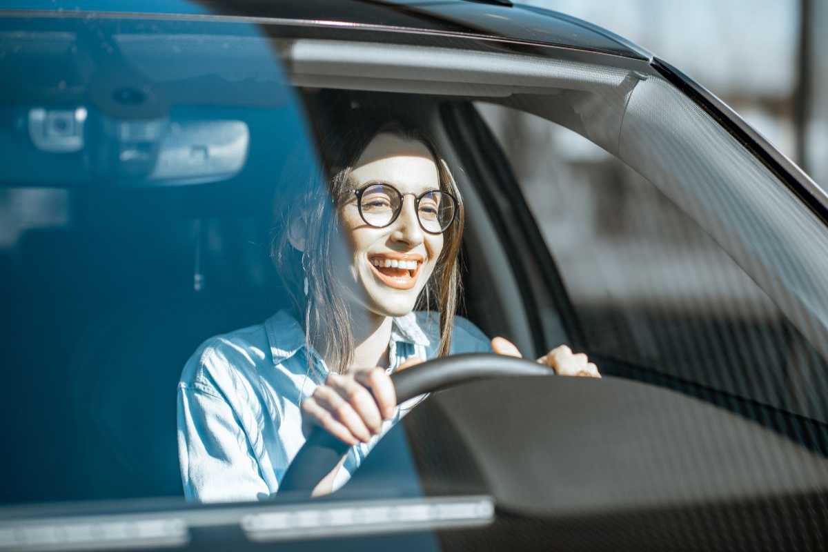 Ragazza sorridente alla guida