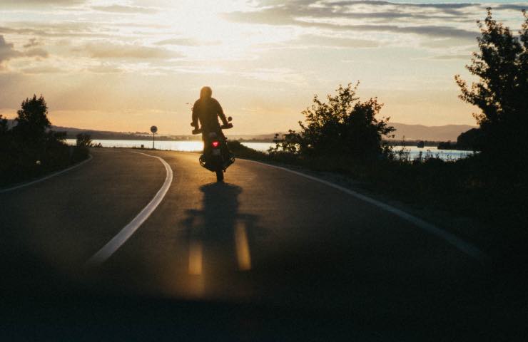 Strade lungo la costa in sella alla moto