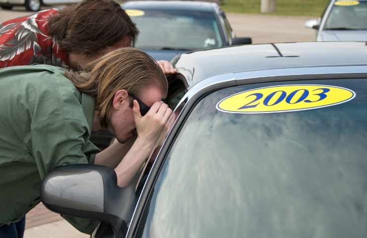 ragazzi guardano auto