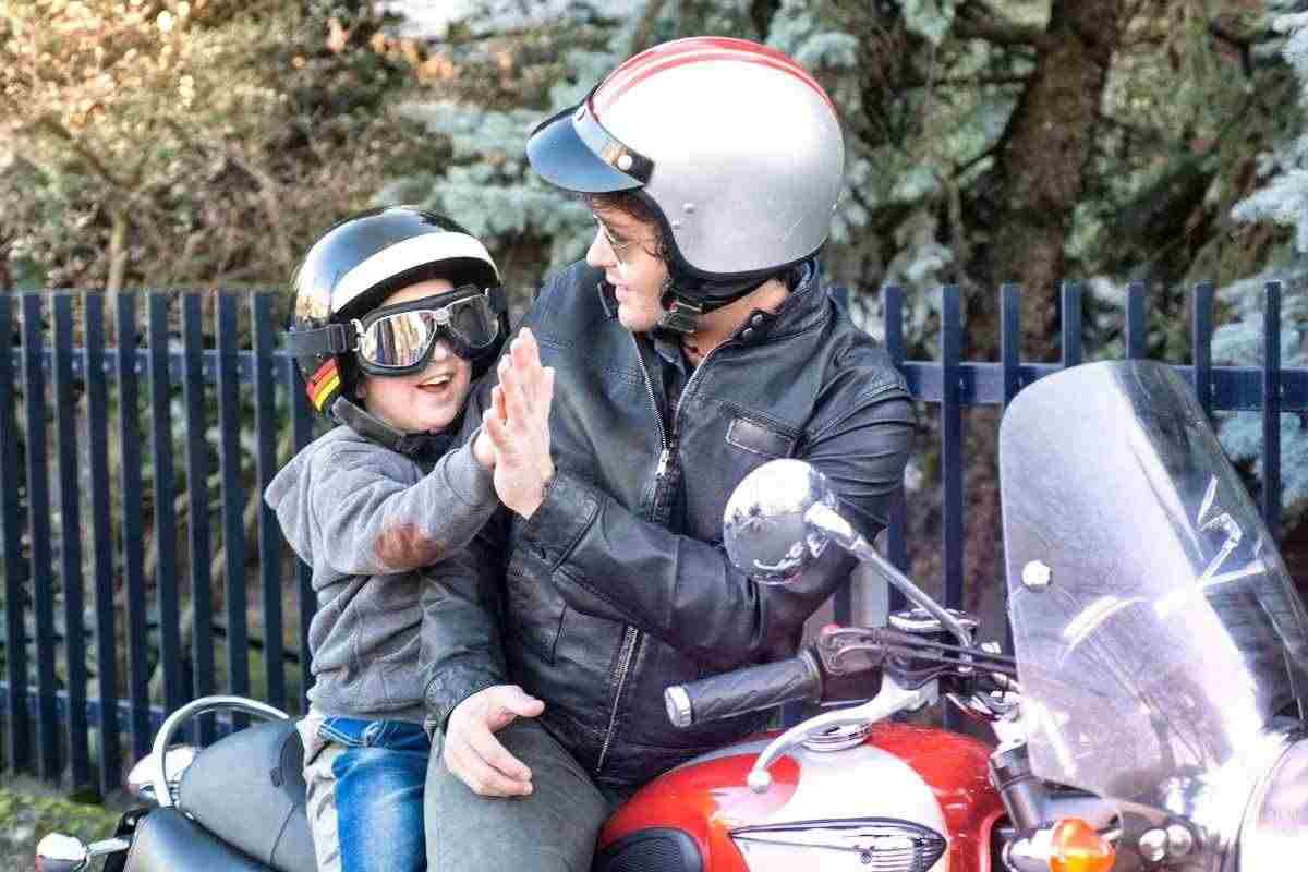 genitore e figlio su moto